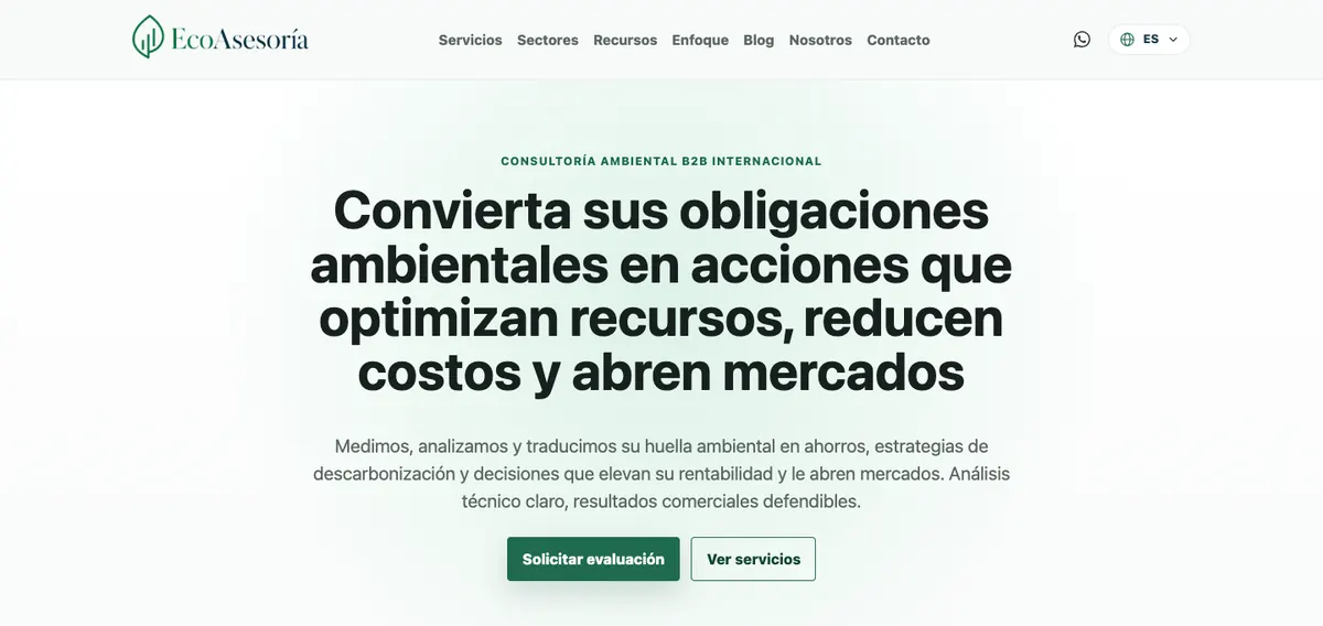 Portada d’ecoasesoria.com: el titular, les dues crides a l’acció i, a sota, el dibuix que converteix les dades ambientals d’una empresa en serveis.