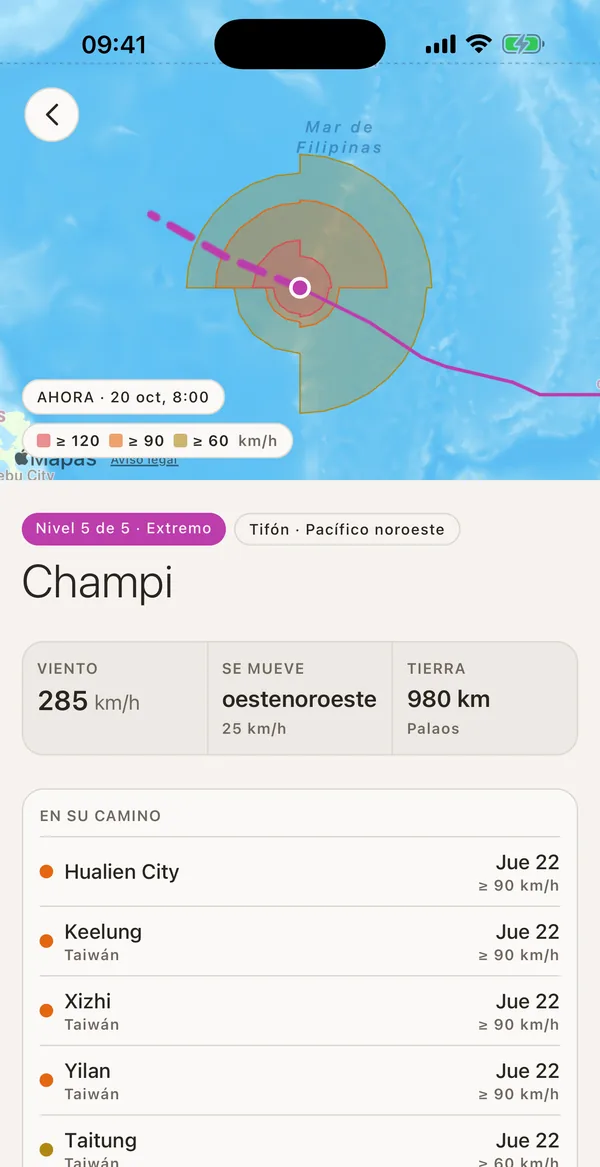 Captura de l’app de SonarMap: el tifó Champi al Pacífic nord-oest, de nivell 5 de 5, amb el seu con de trajectòria sobre el mapa, vent de 285 km/h, el rumb i la llista de llocs de Taiwan que té al seu camí